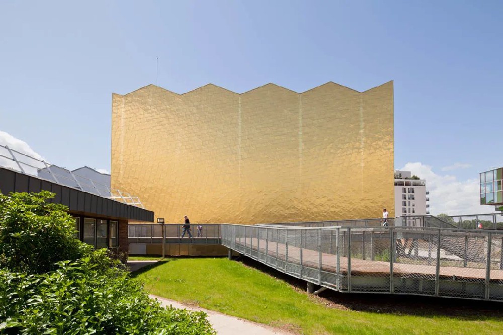 建築界的(de)黃(huáng)金(jīn)甲：融合記憶、生(shēng)活和(hé)未來(lái)的(de)法國(guó)95劇(jù)院